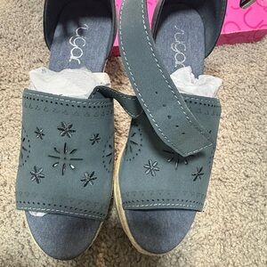 Sugar Gray Sandals with Textured Insole